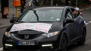 "Protesty motocyklowe" w Berlinie 4 grudnia, przeciwko rządowym posunięciom dotyczącym koronawirusa. Demonstranci wyświetlają tablicę z napisem: "Korona = grypa, prawie w 100 procentach nieśmiercionośna, 40 000 zgonów z powodu raka z powodu braku leczenia"