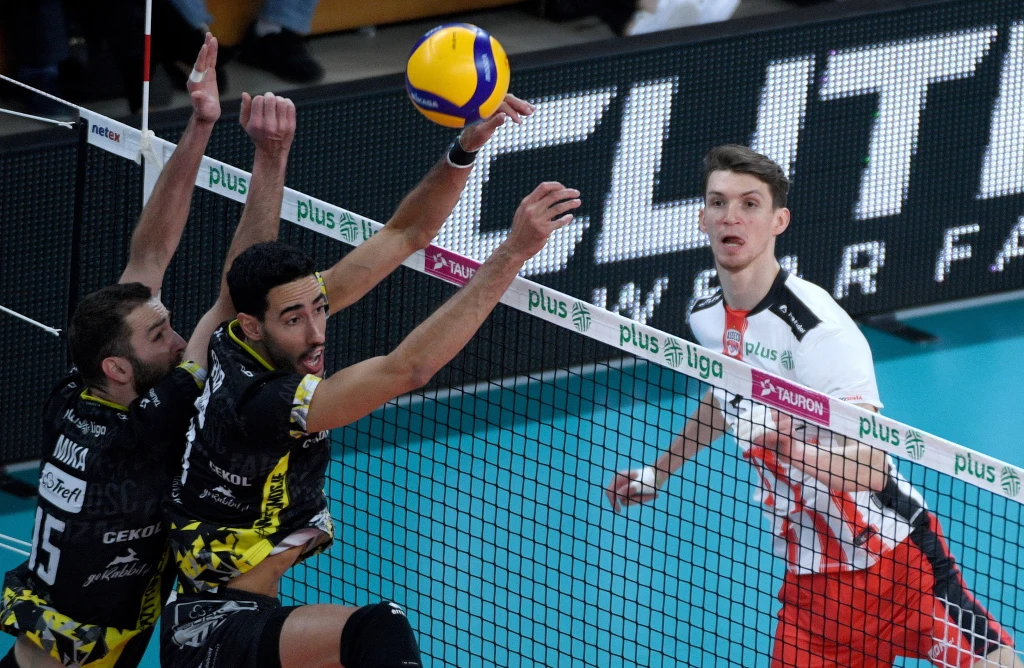 PlusLiga. Asseco Resovia - Trefl Gdańsk. Maciej Muzaj (po prawej) i reszta drużyny znów zawiodła PlusLiga. Asseco Resovia - Trefl Gdańsk. Maciej Muzaj (po prawej) i reszta drużyny znów zawiodła