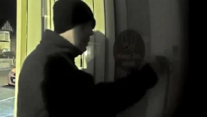 Mężczyzna zakleił drzwi do centrum szczepień COVID-19