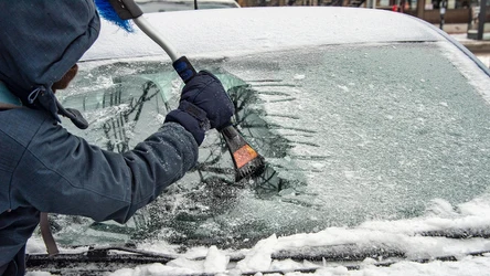 ​Tak szybko odmrozisz szyby w samochodzie. Zapomnij o porannym skrobaniu