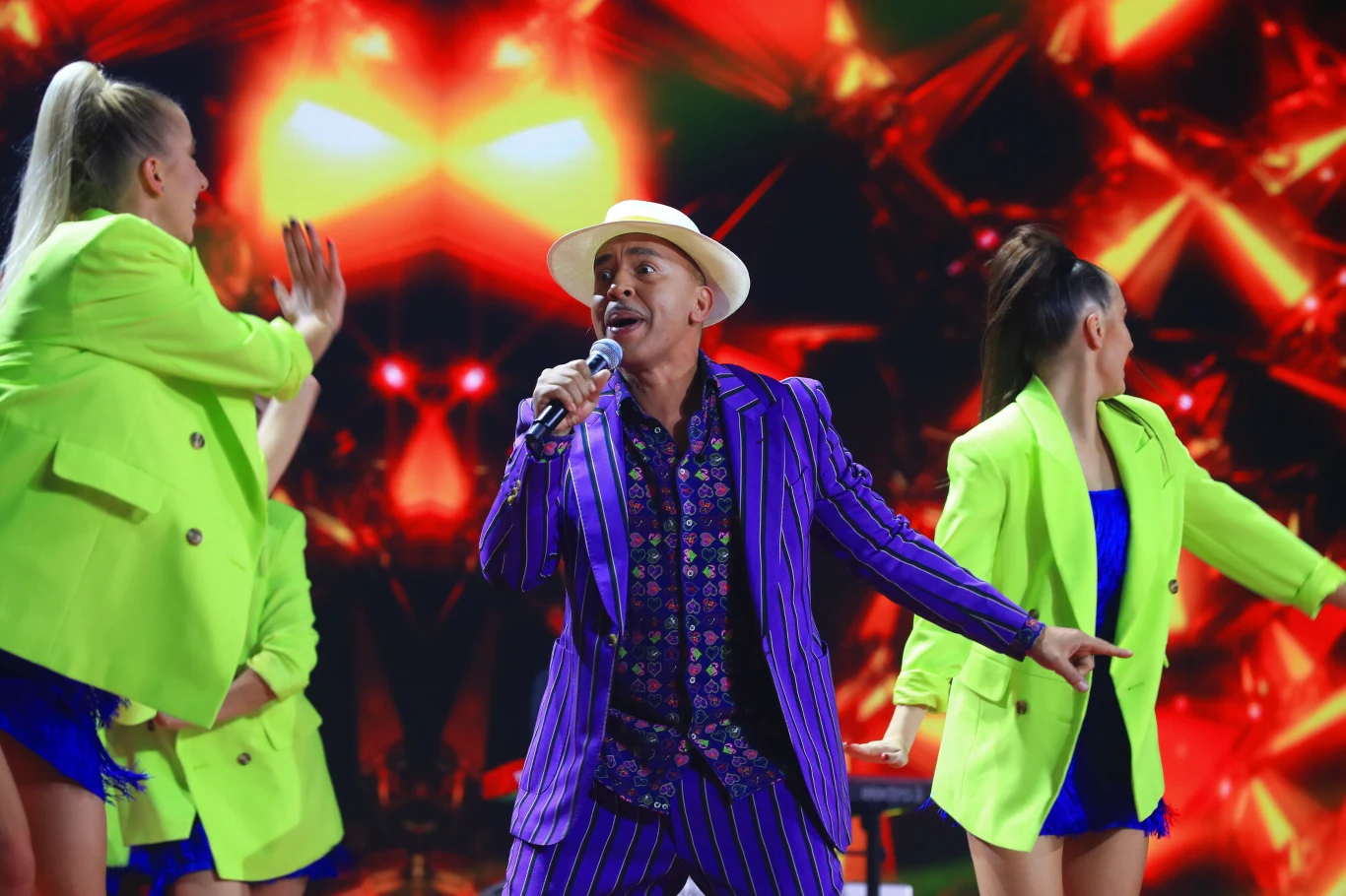 Koncert w trakcie prowadzący przyrównywali do występów Marilyn Monroe dla amerykańskiego wojska. Na scenie Lou Bega, który wykonał "Mambo No. 5".