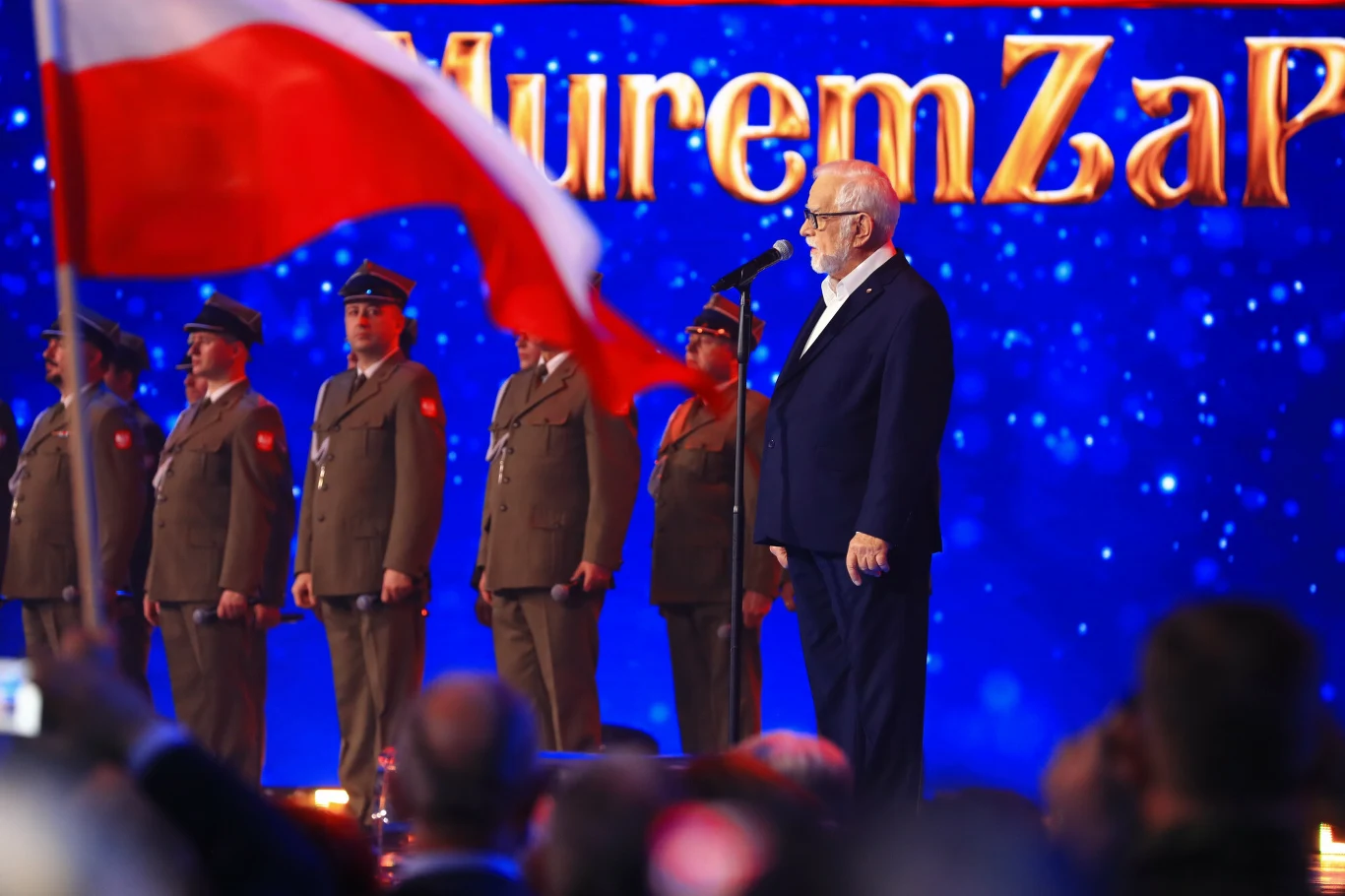 Jan Pietrzak i Chór Wojska Polskiego zakończyli koncert "#Murem za polskim mundurem".