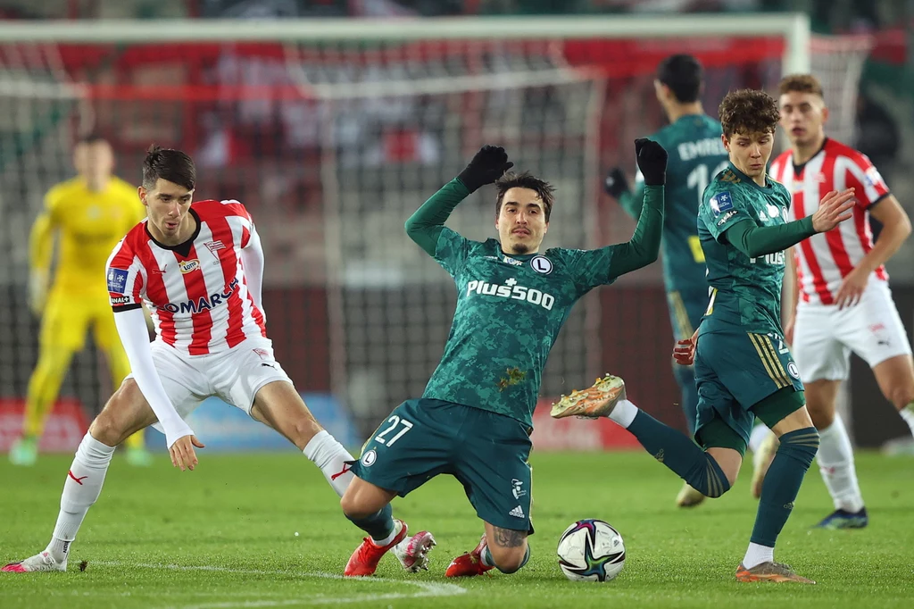  Piłkarz Cracovii Pelle van Amersfoort (L) oraz Josue (C) i Kacper Skibicki (P) z Legii Warszawa