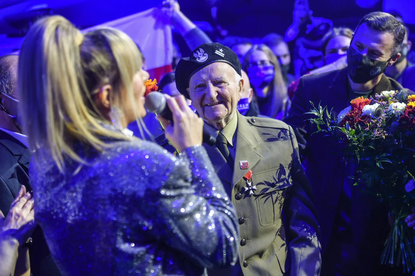 In-Grid od razu pospieszyła do gościa specjalnego koncertu - 97-letniego powstańca warszawskiego, Jakuba Nowakowskiego ps. "Tomek". W czasie powstania należał on do słynnego batalionu Zośka. In-Grid od razu pospieszyła do gościa specjalnego koncertu - 97-letniego powstańca warszawskiego, Jakuba Nowakowskiego ps. "Tomek". W czasie powstania należał on do słynnego batalionu Zośka.