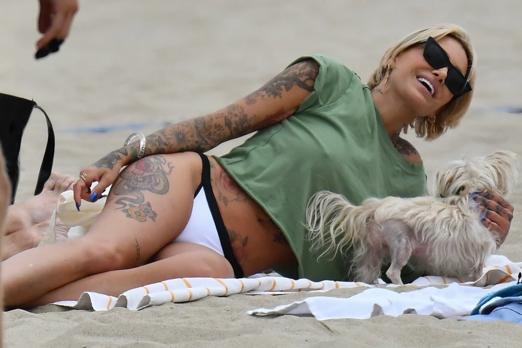 Tina Louise uwielbia godzinami opalać się na plaży, prezentując ciało w bikini 