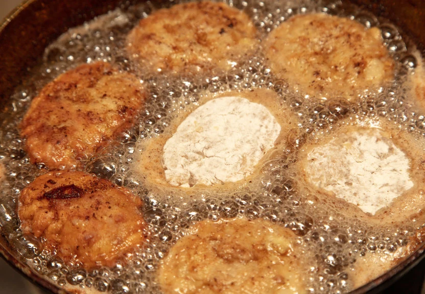 W smażonym jedzeniu znajduje się akrylamid, będący neurotoksyną uszkadzającą komórki nerwowe