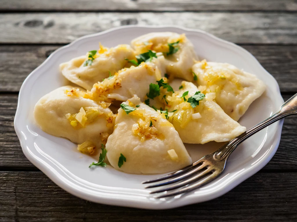 Pierogi to tradycyjne danie polskiej kuchni, jednak w innych krajach także istnieją różne wersje tej potrawy