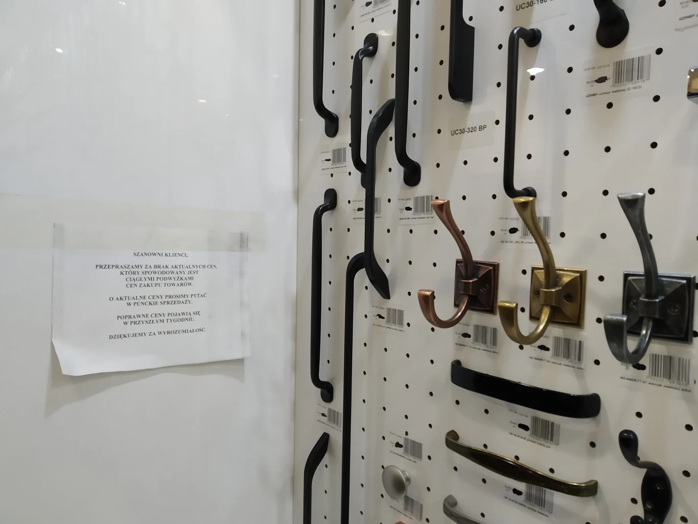 W jednym z warszawskich punktów z akcesoriami do mebli 
