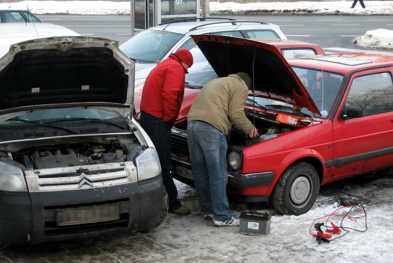 Plus czy minus? Czerwony czy czarny? Podłączenie kabli rozruchowych dla wielu kierowców to łamigłówka.