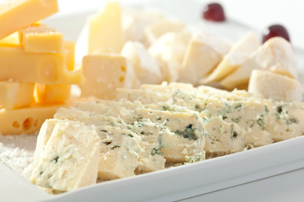 Aby uniknąć zakażenia bakterią Listeria, wybieraj sery pleśniowe z pasteryzowanego mleka