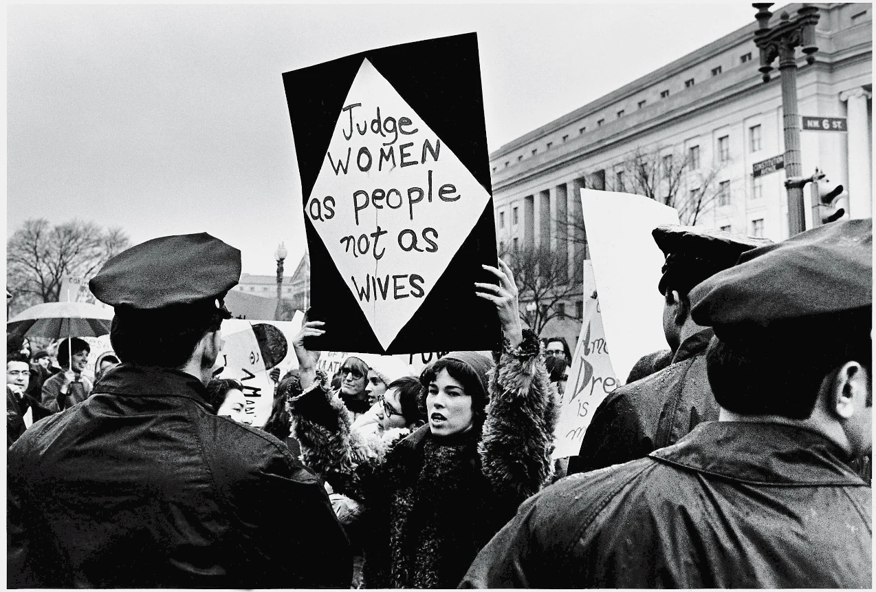 Amerykańskie protesty w obronie praw kobiet w 1969 roku. "Sądźcie kobiety jako ludzi, nie jako żony" Amerykańskie protesty w obronie praw kobiet w 1969 roku. "Sądźcie kobiety jako ludzi, nie jako żony"