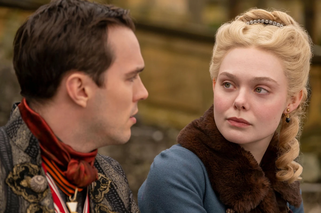 Nicholas Hoult i Elle Fanning w serialu "Wielka" Nicholas Hoult i Elle Fanning w serialu "Wielka"