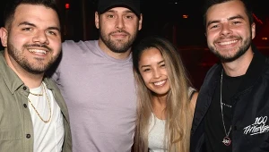 Od lewej: Jack "CouRage" Dunlop, Scooter Braun, Rachell "Valkyrae" Hofstetter i Matthew Haag