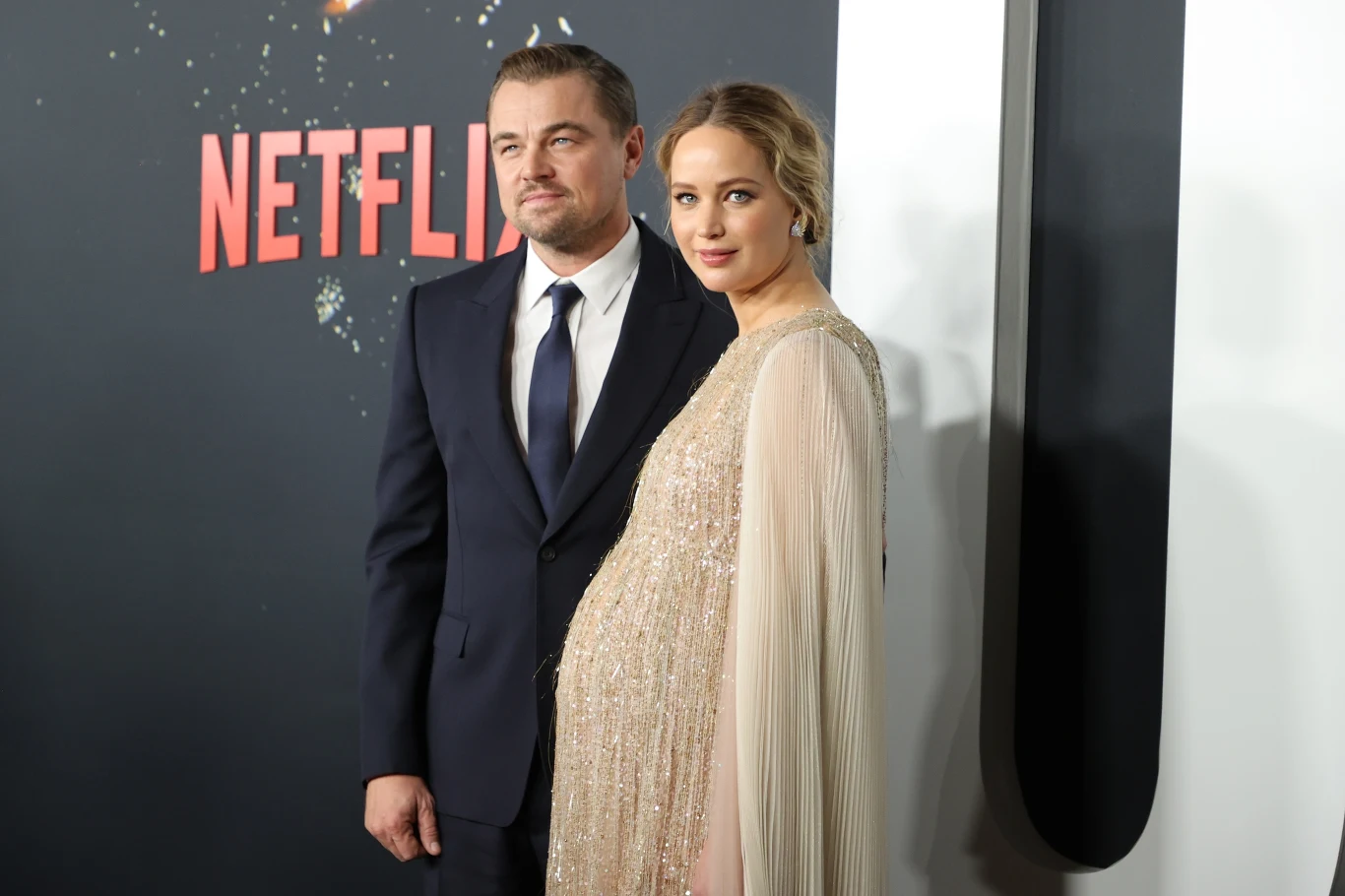 Jennifer Lawrence zobaczymy niedługo w filmie "Nie patrz w górę" Adama McKaya. Na ekranie partneruje jej Leonardo DiCaprio, który - jak się okazało - zarobił za swój występ o 5 milionów dolarów więcej od niej. Aktorka nie czuje się jednak z tego powodu poszkodowana. "Prawda jest taka, że on generuje większe wpływy niż ja. Jestem bardzo zadowolona z warunków mojej umowy" - stwierdziła szczerze Lawrence w rozmowie z "Vanity Fair". 