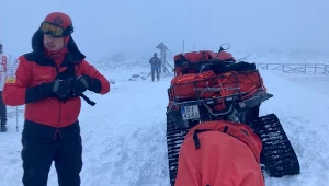 Ratownicy karkonoskiego GOPR zwieźli ze Śnieżki "morsa", który prawie zamarzł. Zapomniał oddać im kurtkę