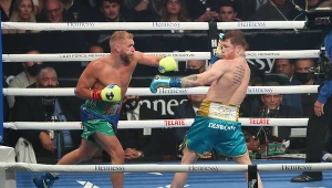 ​Billy Joe Saunders (z lewej) w walce z Saulem Alvarezem