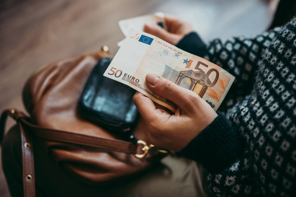 Papierowe banknoty nadal pozostaną w obiegu, pomimo coraz częstszego stosowania pieniędzy elektronicznych