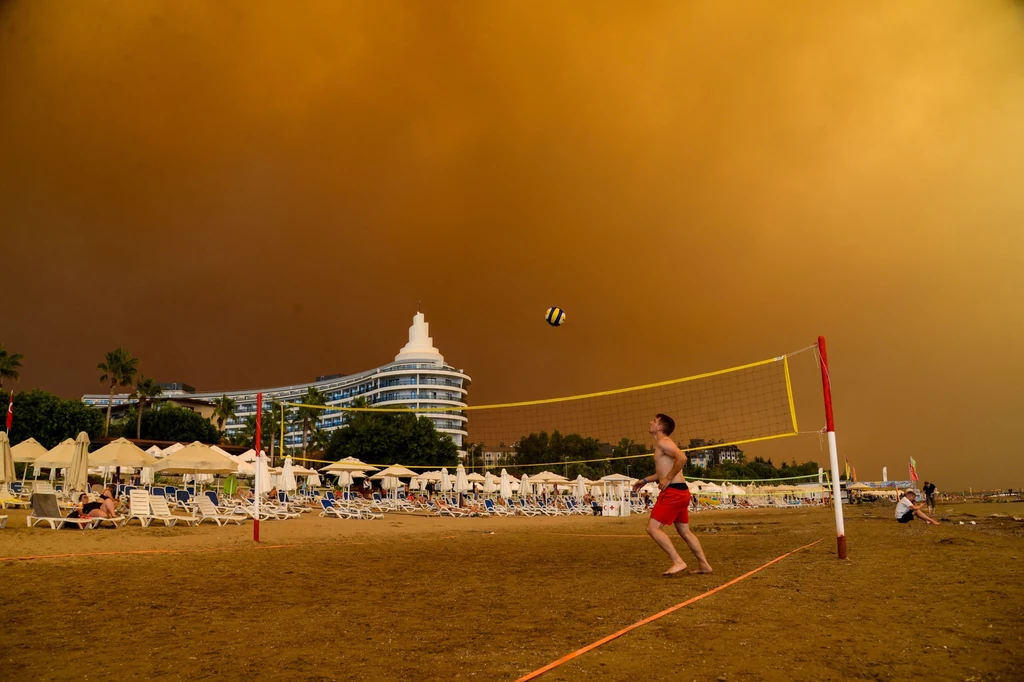 Pożary lasów podeszły pod ośrodki wypoczynkowe na wybrzeżu Morza Śródziemnego