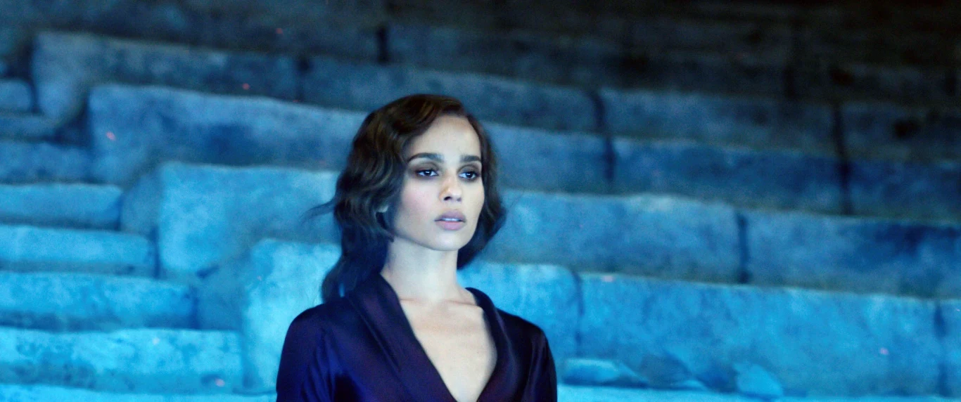 Dała się poznać jako piosenkarka, aktorka (m.in. "X-Men: Pierwsza klasa", "Niezgodna", "Mad Max: Na drodze gniewu", "Fantastyczne zwierzęta: Zbrodnie Grindelwalda") i modelka. Do tej listy zawodów, które dotąd z powodzeniem wykonywała, Zoë Kravitz wkrótce będzie mogła dopisać kolejne – scenarzystka i reżyserka. Serwis Deadline ujawnił, że córka Lenny’ego Kravitza wyreżyseruje thriller psychologiczny o intrygującym tytule "Pussy Island".