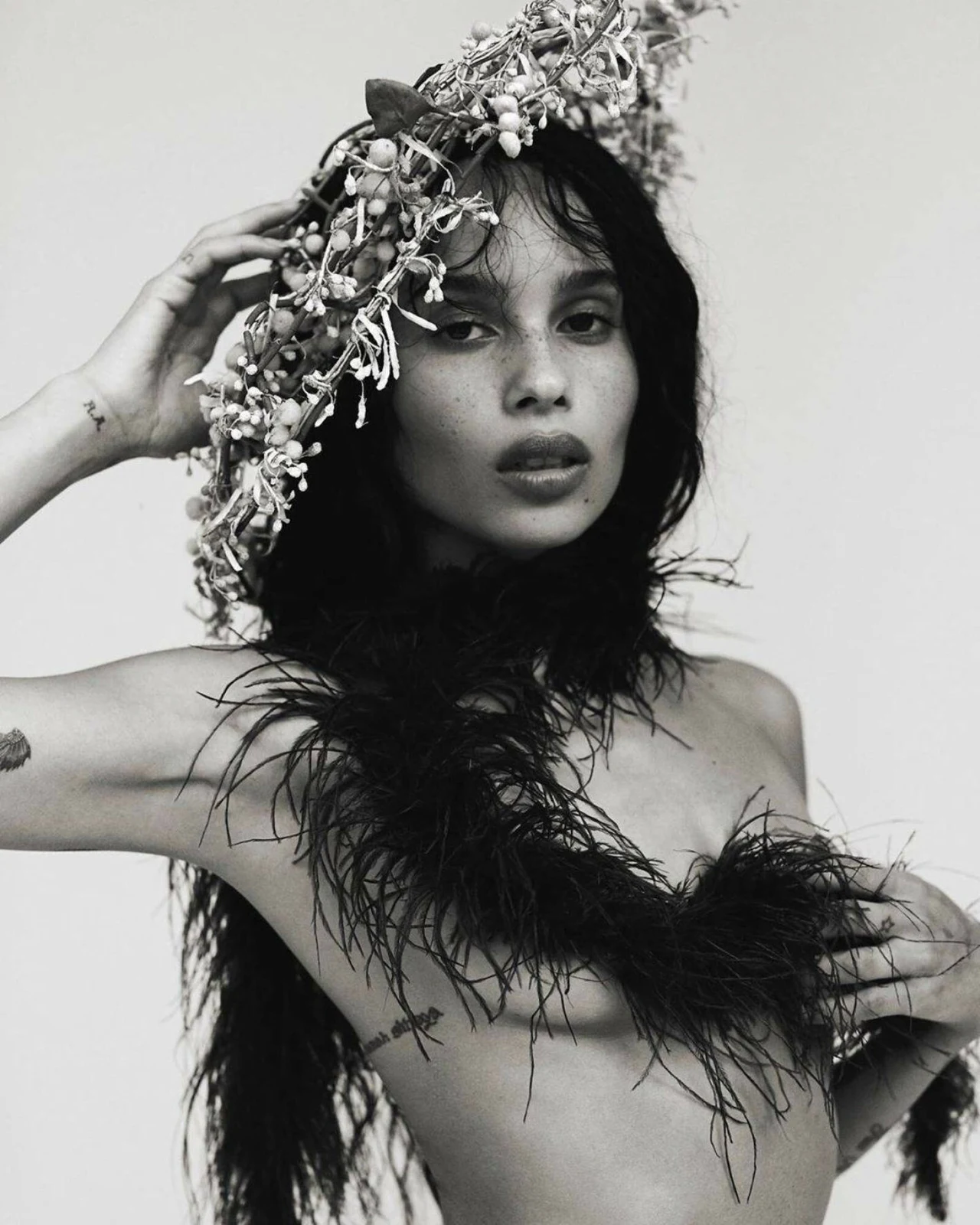 "Dla mnie to pewna postawa. Kiedy widzę kogoś, kto czuje się dobrze we własnej skórze, wie kim jest, uważam, że to jest piękne. Widziałam wiele osób, które olśniewają na papierze, jednak poza tym nie ma nic, jest niepewność w oczach, co oznacza, że w ich przypadku to piękno nic nie znaczy, ono umyka w kilka sekund" - przyznała.    

Piękno to wolność i odwaga w byciu sobą. "Pozwalanie sobie na tę dzikość, bycie głośnym, wykrzyczenie z dachu, kim jesteś, to jest odważne i piękne" - przyznała w rozmowie z "Harper's Bazaar". Dodaje, że celebracja różnorodności nie ma polegać na tym, że dostrzegamy tę różnorodność w wyglądzie ludzi, a w tym, kim są.   "Ludzie podchodzą do mnie na ulicy i mówią mi, że jestem piękna, a jednak wciąż czuję się niepewnie" - przyznaje. "Ważne jest to, aby mieć pokorę, ale chcę też czuć się piękna. Chcę odnosić się do siebie z miłością. Ta energia wpływa na twoje zdrowie" - wyznaje.