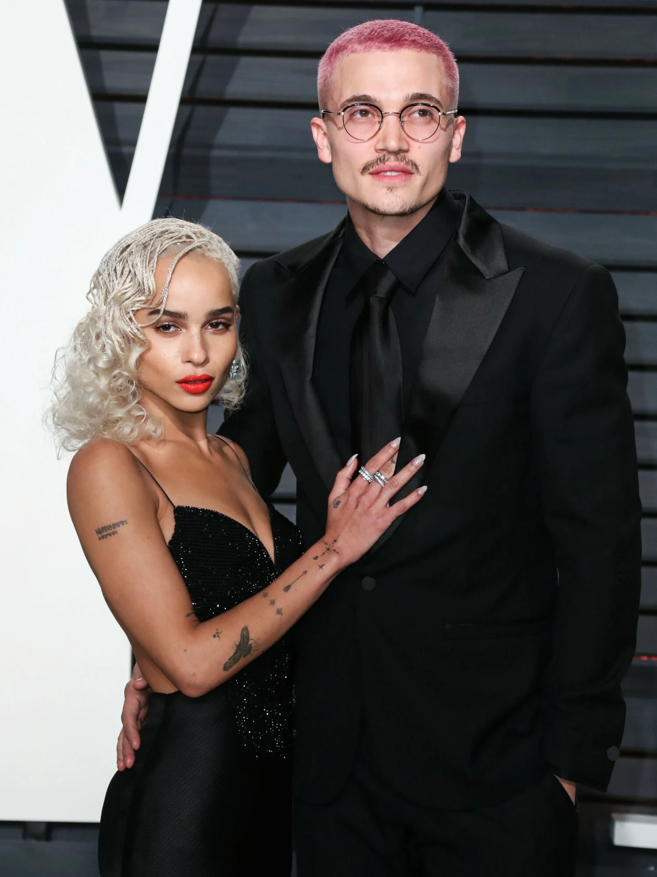 Rok po ślubie Karl Glusman na swoim instagramowym profilu nazywał Zoe Kravitz swoim najlepszym przyjacielem. Napisał też, że choć pierwszy roku ich małżeństwa nie był taki, jak tego oczekiwał, to wie, że jeśli przez to przejdą, to pokonają wszystko.   

Mężczyzna napisał to w złą godzinę, bo 23 grudnia Zoe Kravitz wniosła sprawę o rozwód. Jej małżeństwo z Karlem Glusmanem trwało zaledwie 18 miesięcy. Obydwoje nazywają tę decyzję "zamknięciem".

(Źródło: PAP, Interia.pl)