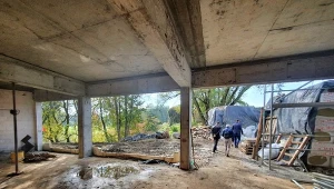 W nowej siedzibie pogotowia ratunkowego w Wieliczce (woj. małopolskie) nie mieszczą się karetki