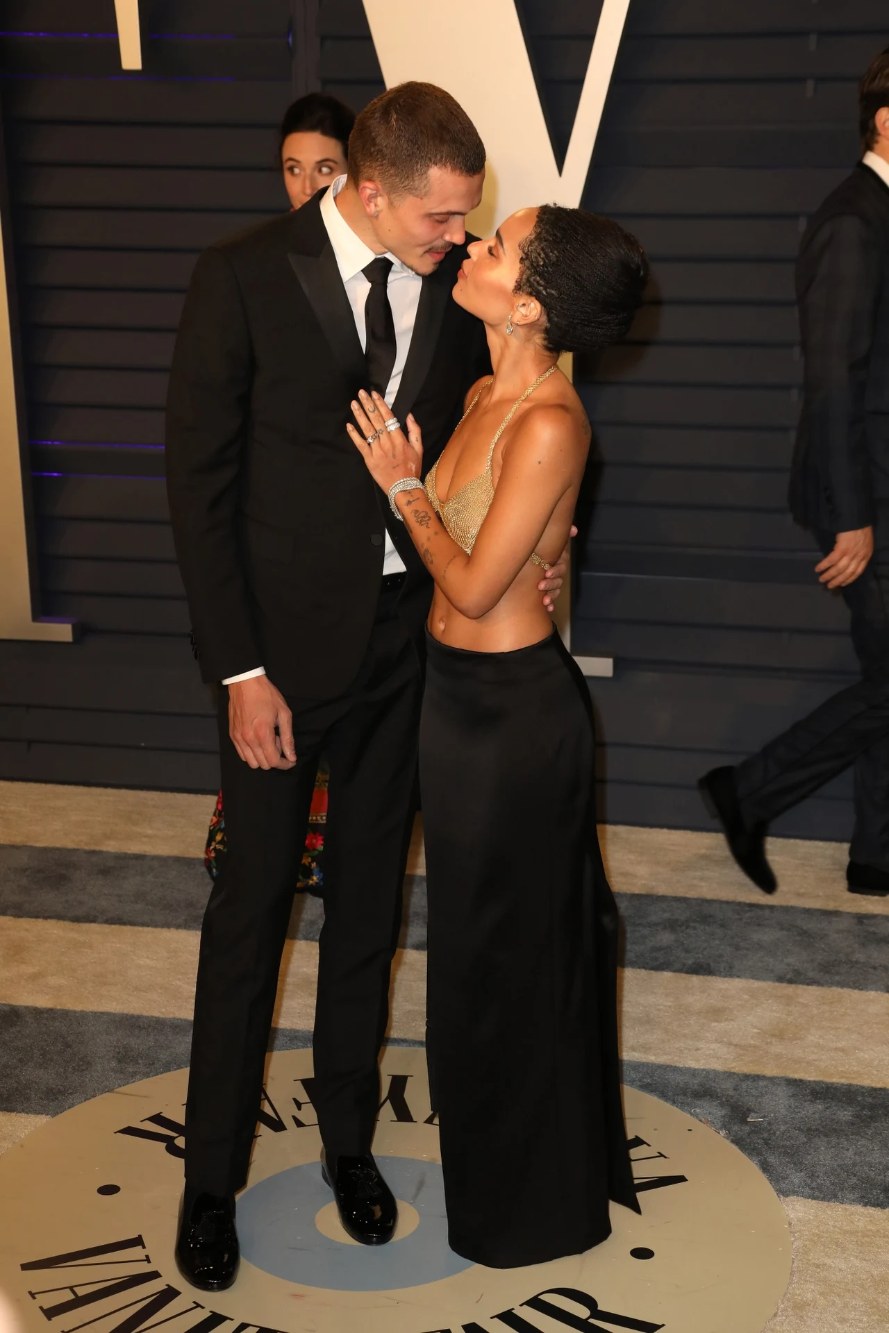 Zoë Kravitz i Karl Glusman zaczęli się spotykać w październiku 2016 roku, a w czerwcu 2019 wzięli ślub. Uroczystość była bardzo kameralna - odbyła się w paryskim domu ojca aktorki, legendarnego wokalisty i muzyka Lenny'ego Kravitza.   