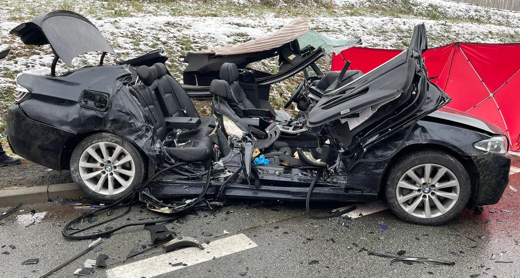 28-letni pasażer BMW zmarł na miejscu. Kierowca walczy teraz o życie.