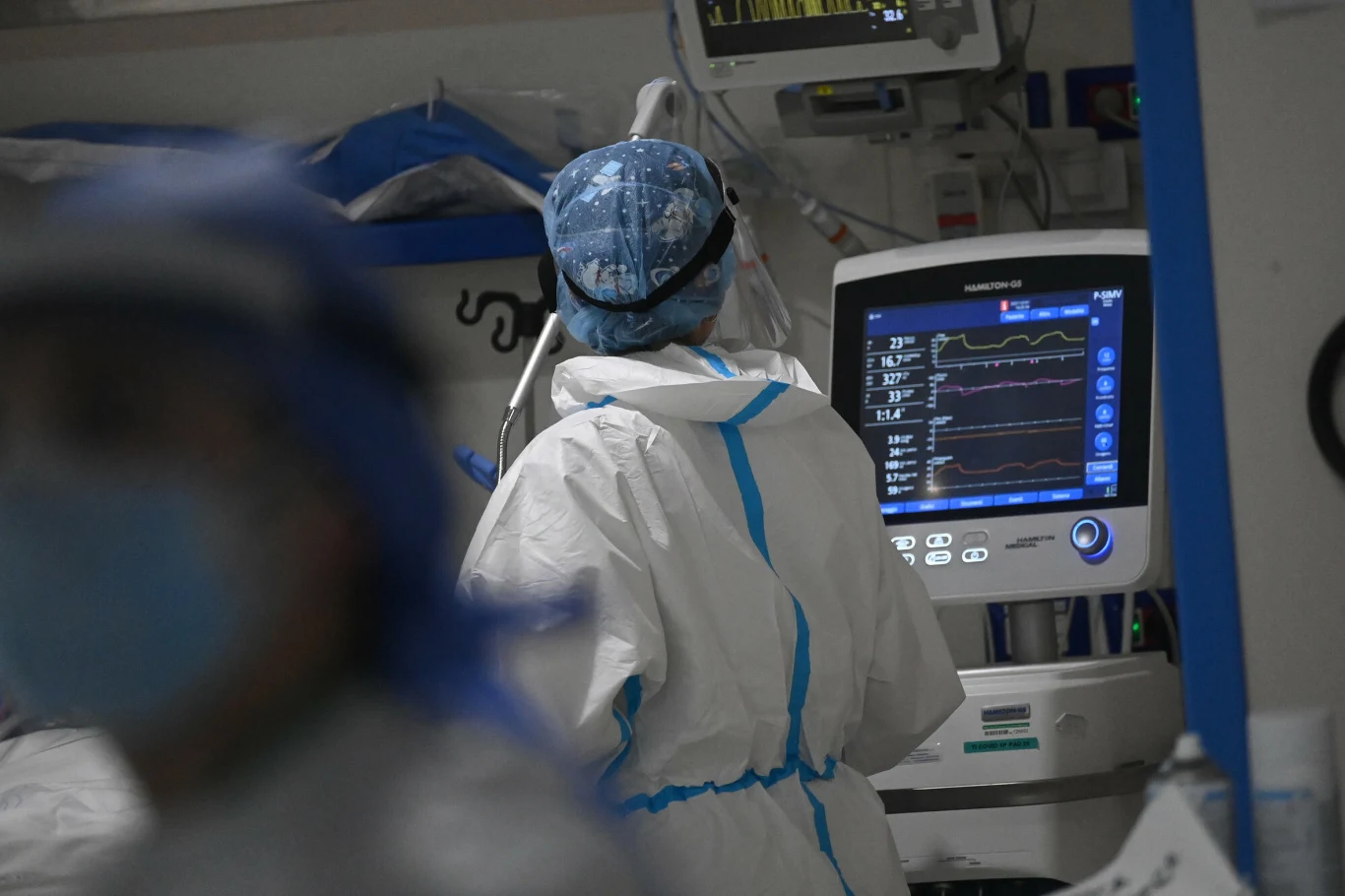 Pandemia koronawirusa. Szefowie Pfizera przewidują: do 2024 roku COVID-19 stanie się chorobą endemiczną Pandemia koronawirusa. Szefowie Pfizera przewidują: do 2024 roku COVID-19 stanie się chorobą endemiczną