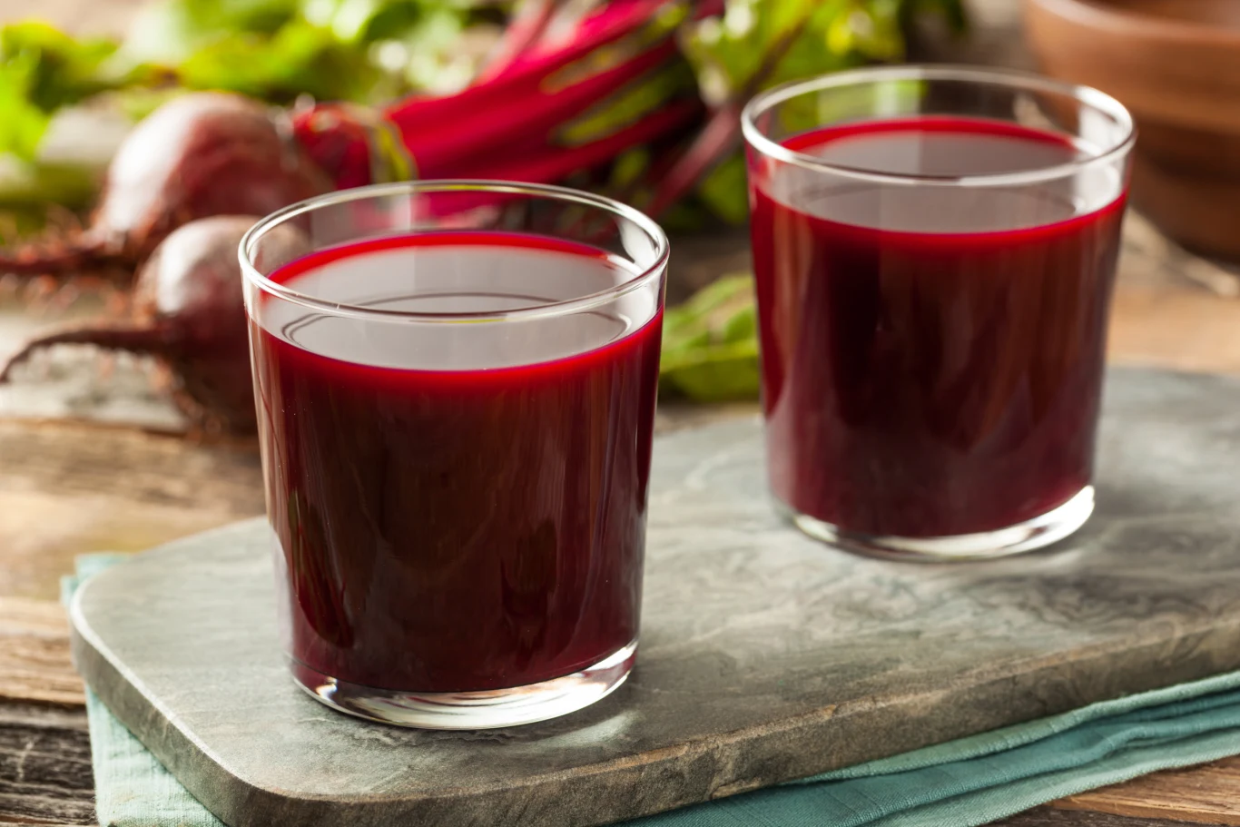 Zakwas buraczany obniża ciśnienie krwi, reguluje poziom cukru i wspomaga funkcje wątroby. Pij pół szklanki dziennie