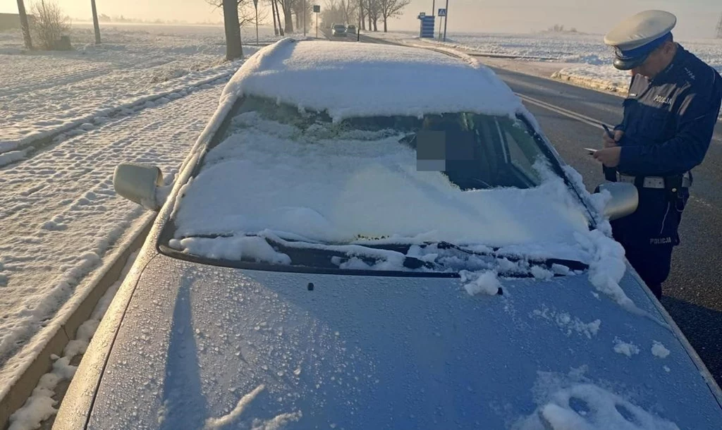 Mandat za nieodśnieżony samochód powinien być najmniejszym zmartwieniem kierowcy, któremu nie chciało się przygotować swojego auta do jazdy. Interwencja policji z Nysy. 