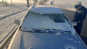 Zamiast odśnieżyć auto, zrobił sobie lufcik w przedniej szybie