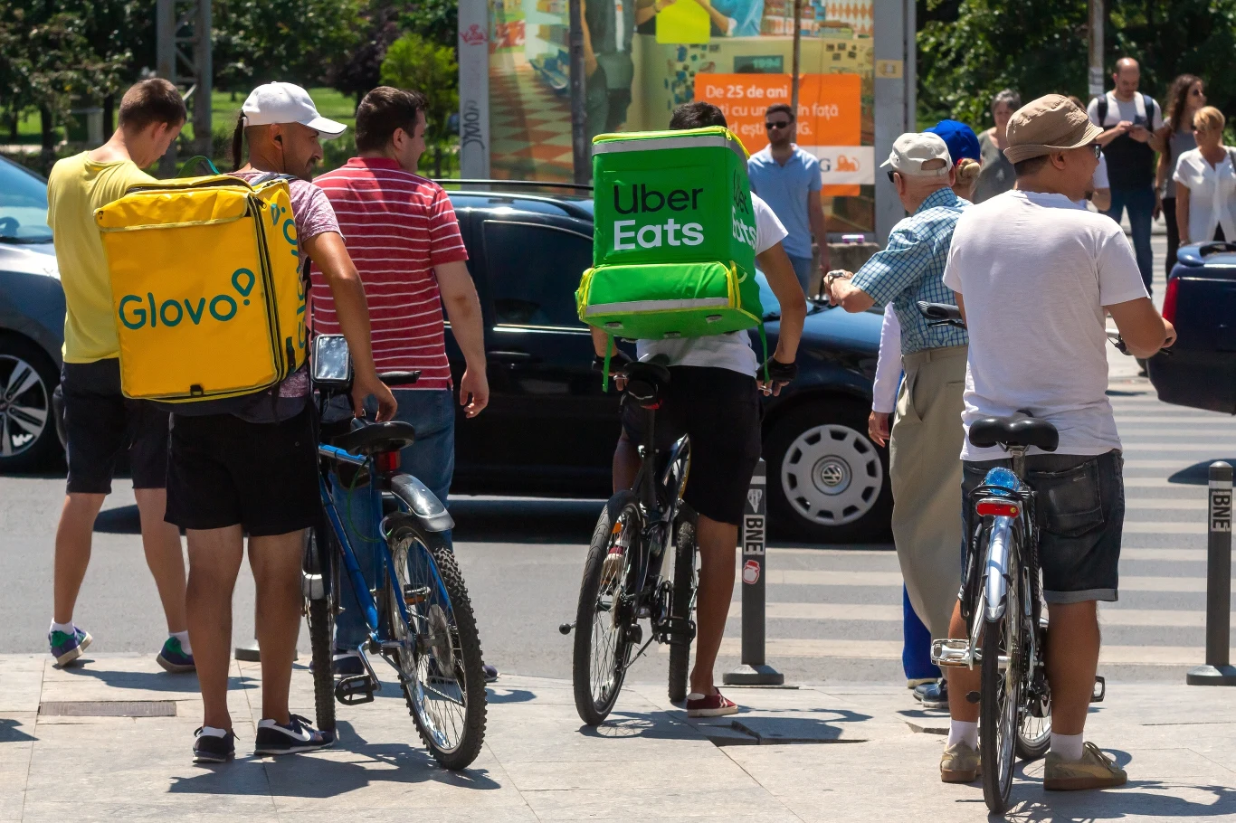 Unia Europejska chce, aby każdy kurier, którego praca jest monitorowana przez aplikację, był traktowany jak pracownik etatowy Unia Europejska chce, aby każdy kurier, którego praca jest monitorowana przez aplikację, był traktowany jak pracownik etatowy