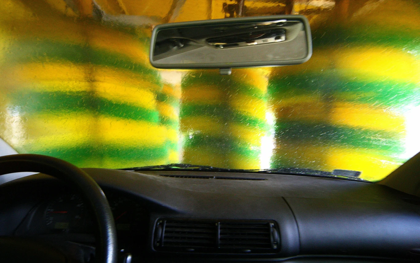 Myjnia automatyczna czy bezdotykowa. Którą wybrać, by nasz samochód po myciu lśnił jak nowy? Myjnia automatyczna czy bezdotykowa. Którą wybrać, by nasz samochód po myciu lśnił jak nowy?