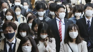 Na zdjęciu: ludzie niedaleko stacji Umeda w Osace