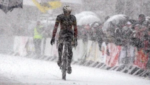 Przełajowe zmagania w śniegu