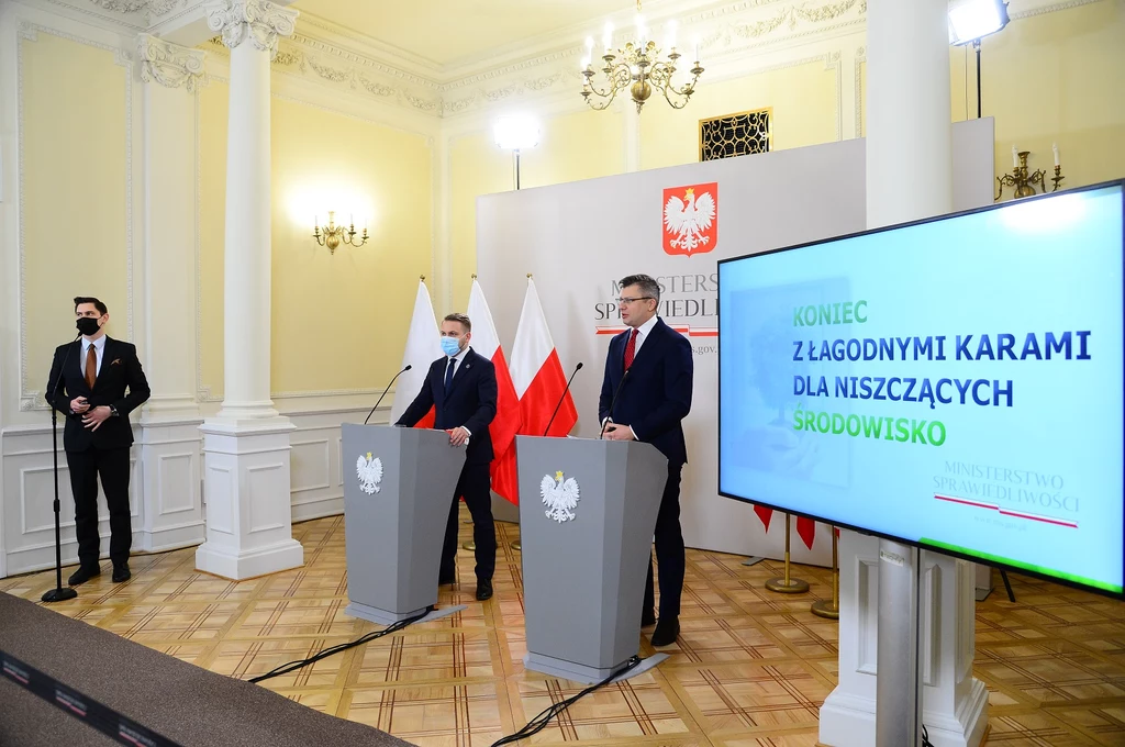 Wiceminister klimatu i środowiska Jacek Ozdoba podczas konferencji omawiającej nowe przepisy powiedział, że obecne kary za nielegalne odpady "to jest śmiech na sali, czas już skończyć z tą patologią". - Nie możemy być wysypiskiem Europy (...) Będzie surowiej, sprawiedliwiej i przede wszystkim czyściej dla Polaków - podsumował wiceminister sprawiedliwości Marcin Warchoł