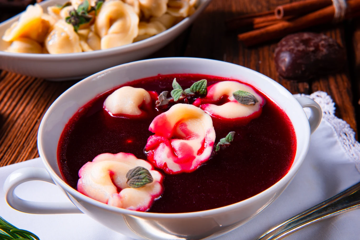 Do świątecznych potraw, np. uszek, najlepiej sprawdzą się podgrzybki lub borowiki Sprawdź, co zrobić, żeby uszka się nie rozgotowały i nie wypłynął z nich farsz