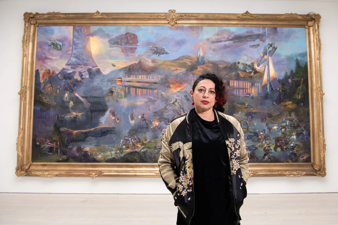 Artystka Iva Troj na tle obrazu "Master Piece"