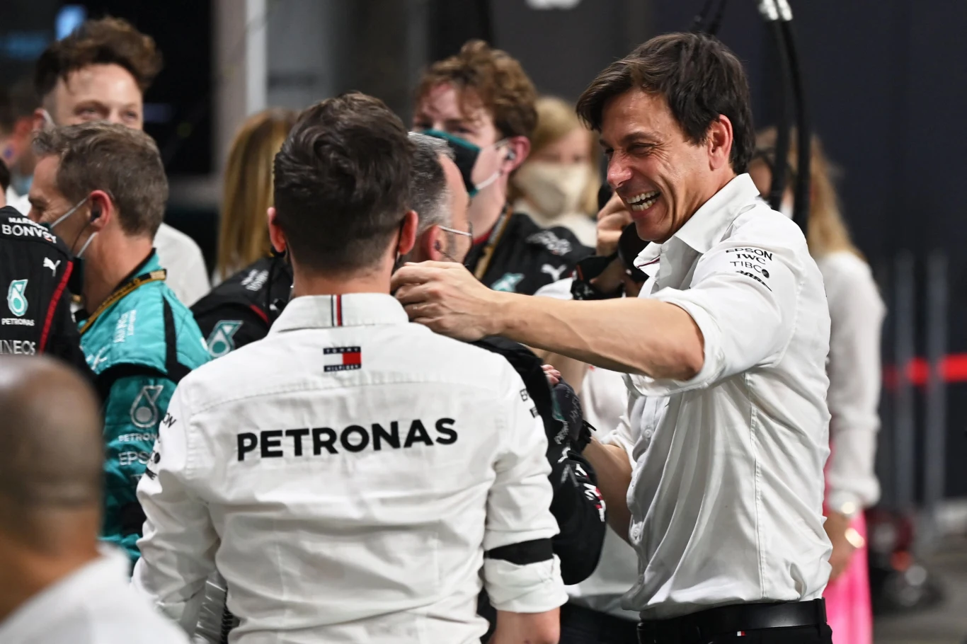 Toto Wolff (pierwszy z prawej) cieszy się po Grand Prix Arabii Saudyjskiej, w której wygrał Lewis Hamilton Toto Wolff (pierwszy z prawej) cieszy się po Grand Prix Arabii Saudyjskiej, w której wygrał Lewis Hamilton