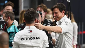 Toto Wolff (pierwszy z prawej) cieszy się po Grand Prix Arabii Saudyjskiej, w której wygrał Lewis Hamilton