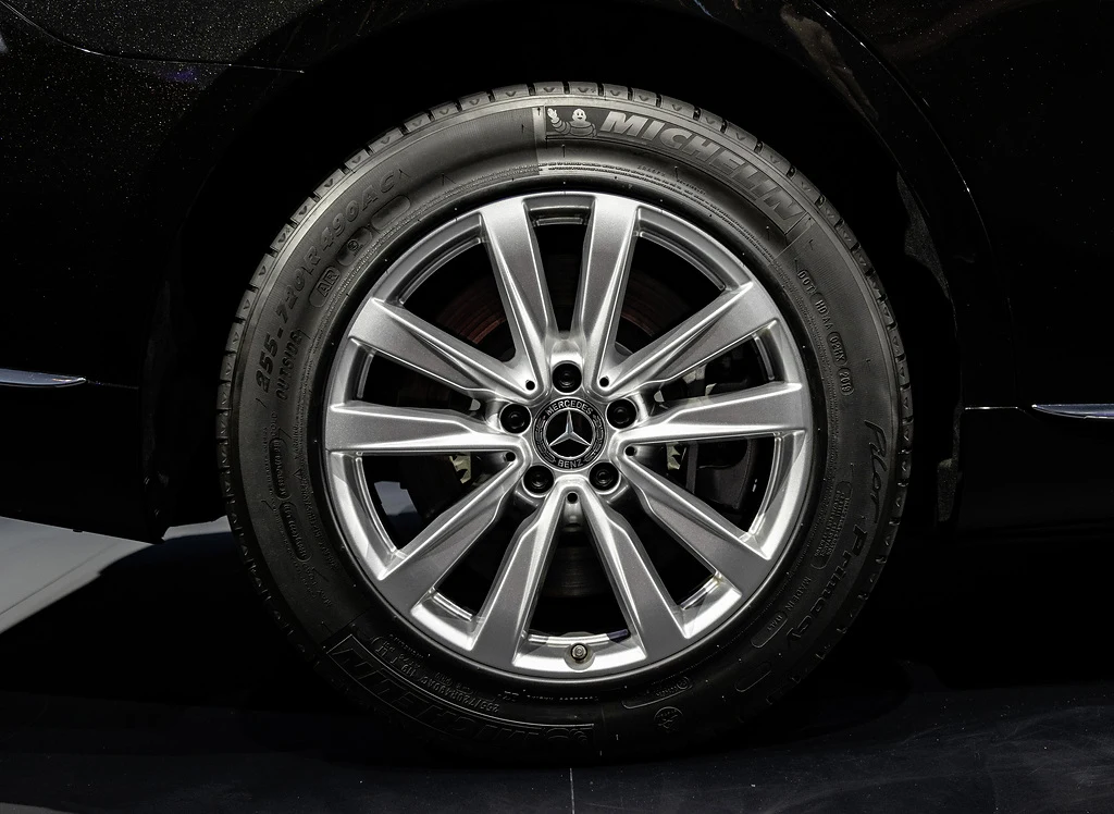 Felgi Mercedesa S 680 Guard wyposażone w opony Michelin PAX typu run-flat.