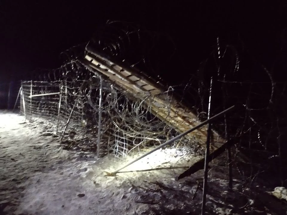 Migranci rzucili na ogrodzenie z drutu kolczastego drewniany pomost. Próbowali siłowo sforsować granicę Migranci rzucili na ogrodzenie z drutu kolczastego drewniany pomost. Próbowali siłowo sforsować granicę