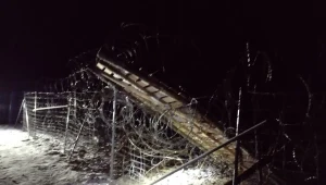 Migranci rzucili na ogrodzenie z drutu kolczastego drewniany pomost. Próbowali siłowo sforsować granicę