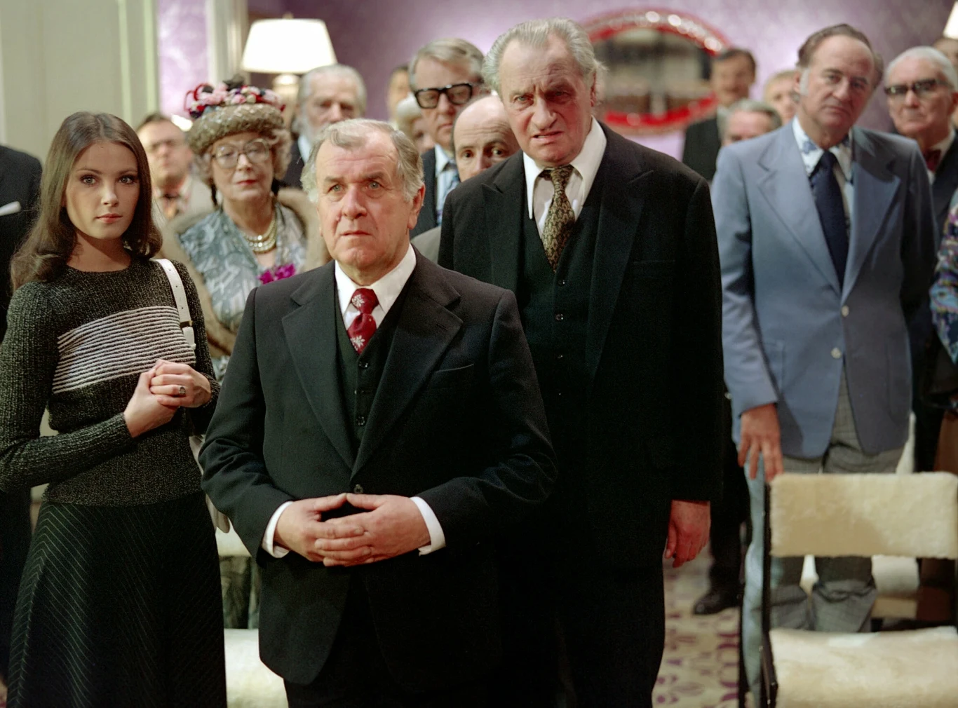 "Kochaj albo rzuć" - w części trzeciej seniorowie obu rodów oraz ich wnuczka Ania otrzymują od brata Kazimierza, Johna Pawlaka zaproszenie do Chicago. Kiedy przyjeżdżają na miejsce okazuje się, że John zmarł. W trakcie pogrzebowej ceremonii pojawia się nowy członek rodziny - córka Johna. Pawlak doznaje podwójnego szoku - nie dość, że Shirley jest dzieckiem nieślubnym, to na dodatek jest ciemnoskóra.

Na zdjęciu: Anna Dymna, Wacław Kowalski i Władysław Hańcza w filmie "Kochaj albo rzuć"