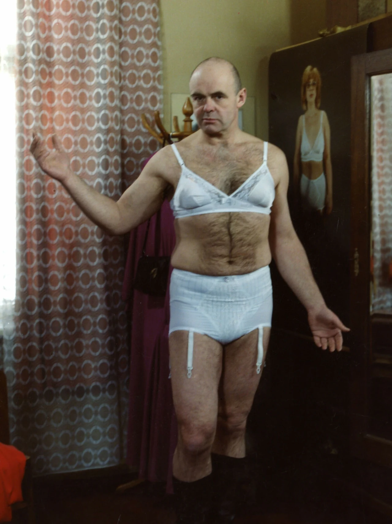 W 1991 roku powstały "Rozmowy kontrolowane", pierwsza komedia, której akcja toczy się w realiach stanu wojennego. W filmie wystąpili: Stanisław Tym, Irena Kwiatkowska, Alina Janowska, Krzysztof Kowalewski, Jerzy Bończak, Marian Opania, Jerzy Turek i Bożena Dykiel.

Na zdjęciu: Stanisław Tym w filmie "Rozmowy kontrolowane"