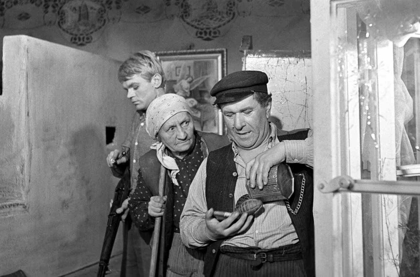 "Sami swoi" - pierwsza część trylogii opowiadała o losach dwóch zwaśnionych rodzin, które krótko po zakończeniu II wojny światowej zmuszone są wyjechać z Kresów Wschodnich i osiedlić się na Ziemiach Odzyskanych. Ich kłótnie sięgają jeszcze czasów przedwojennych. Spór trwa o miedzę i krowę Kargula, która weszła Pawlakom w szkodę. 

Na zdjęciu: Kadr z filmu "Sami swoi"