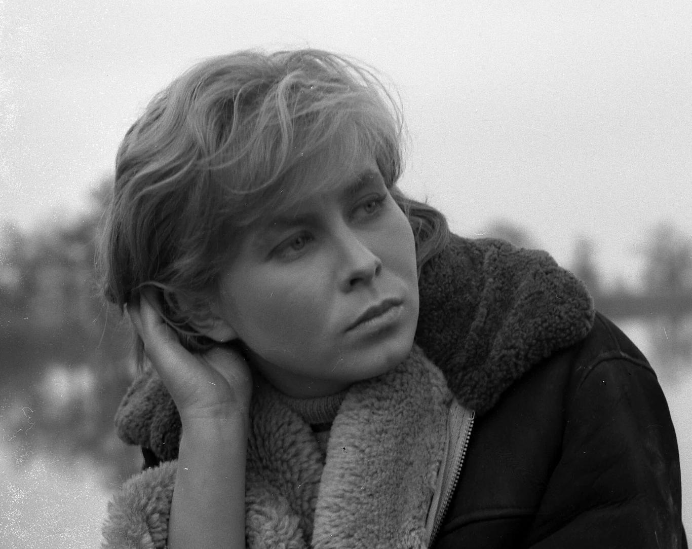 W 1964 roku Chęciński nakręcił film "Agnieszka 46", w którym główne role zagrali Joanna Szczerbic (późniejsza żona Jerzego Skolimowskiego) oraz Leon Niemczyk.
Jest rok 1946. Małą wioską rybacką na Ziemiach Odzyskanych rządzi sołtys Bałcz, były dowódca kompanii karnej, która wieś tę zdobywała. Bałcz podejmuje swoistą walkę z nową nauczycielką, Agnieszką. Oboje się kochają, lecz nie potrafią znaleźć drogi do siebie.

Na zdjęciu: Joanna Szczerbic w filmie "Agnieszka 46"