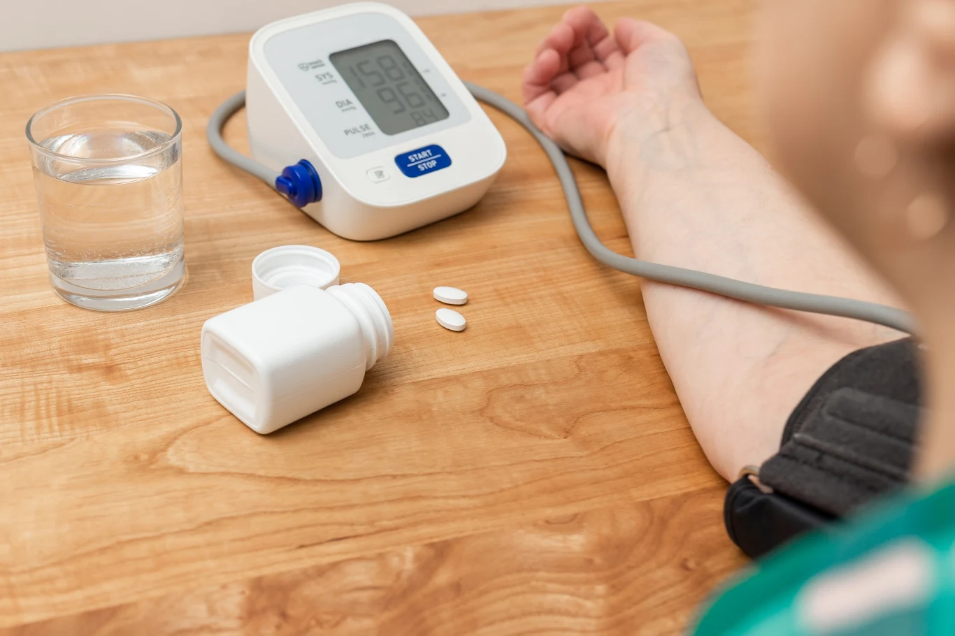 Po 50. roku życia łatwiej o nadciśnienie, dlatego regularnie wykonuj pomiary