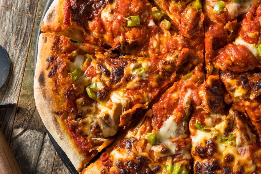 Do pizzy z patelni warto dołożyć swoje ulubione dodatki